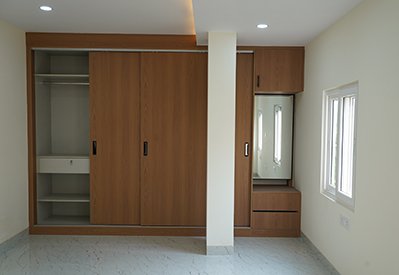 Fitted sliding-door wardrobe in wood-finish laminate